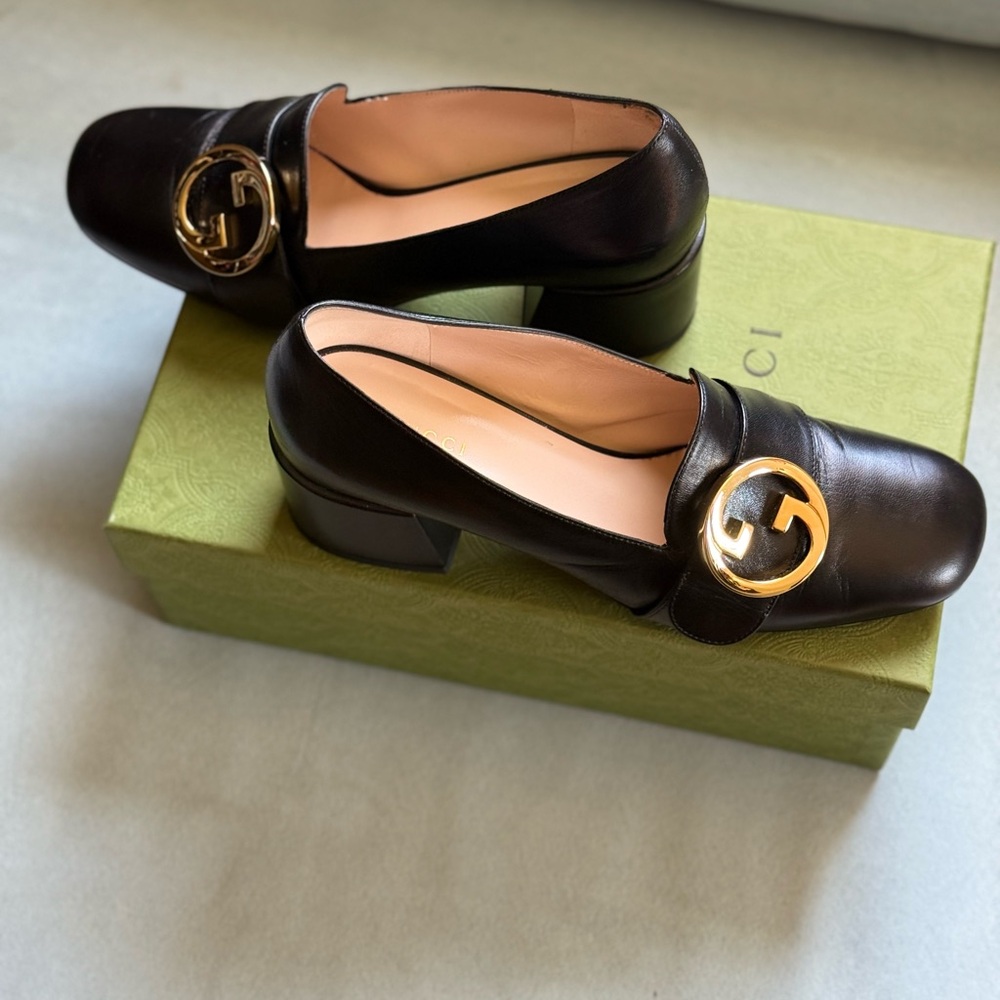 Gucci Black Leather Loafers with Gold Emblem - Picture 7 of 9